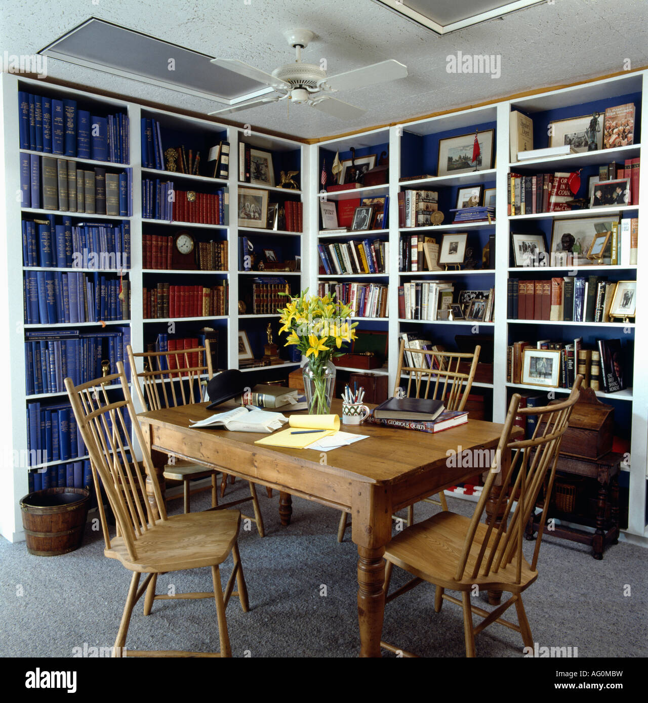 Pin Antique table et chaises de salle à manger années 80 avec des murs  d'une bibliothèque d'étude Photo Stock - Alamy