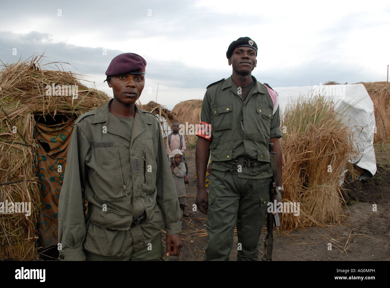 Des soldats congolais armés du gouvernement des FARDC gardent la garde dans un camp de fortune de PDI dans la province du Nord-Kivu, RD Congo Afrique Banque D'Images