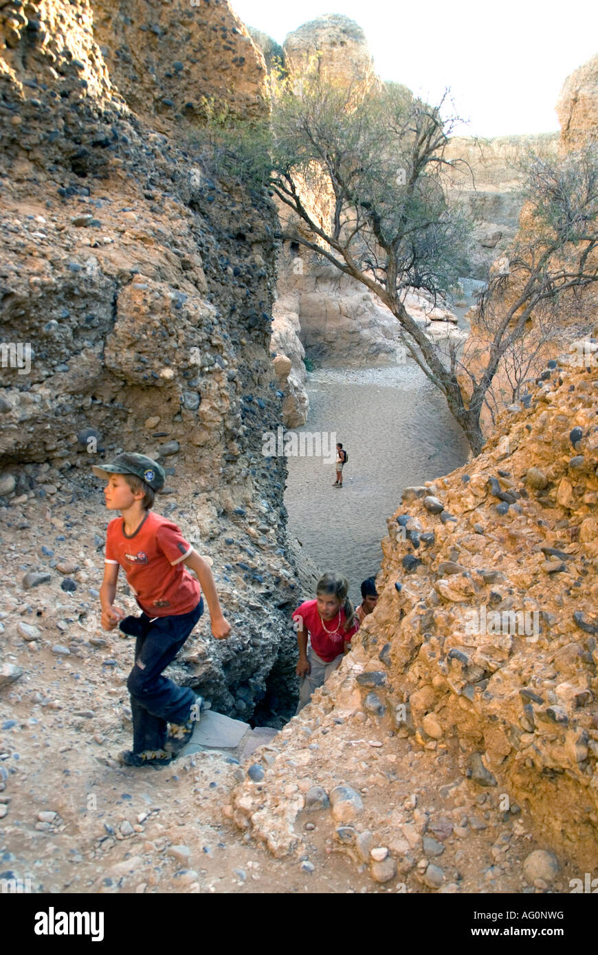 Les enfants de la randonnée dans le Canyon de Sesriem, une gorge étroite à Sossusvlei, Naukluft Park, Namibie Banque D'Images