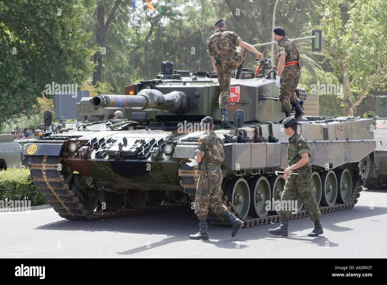 Obtenir des soldats dans un char Leopard, Espagne Banque D'Images