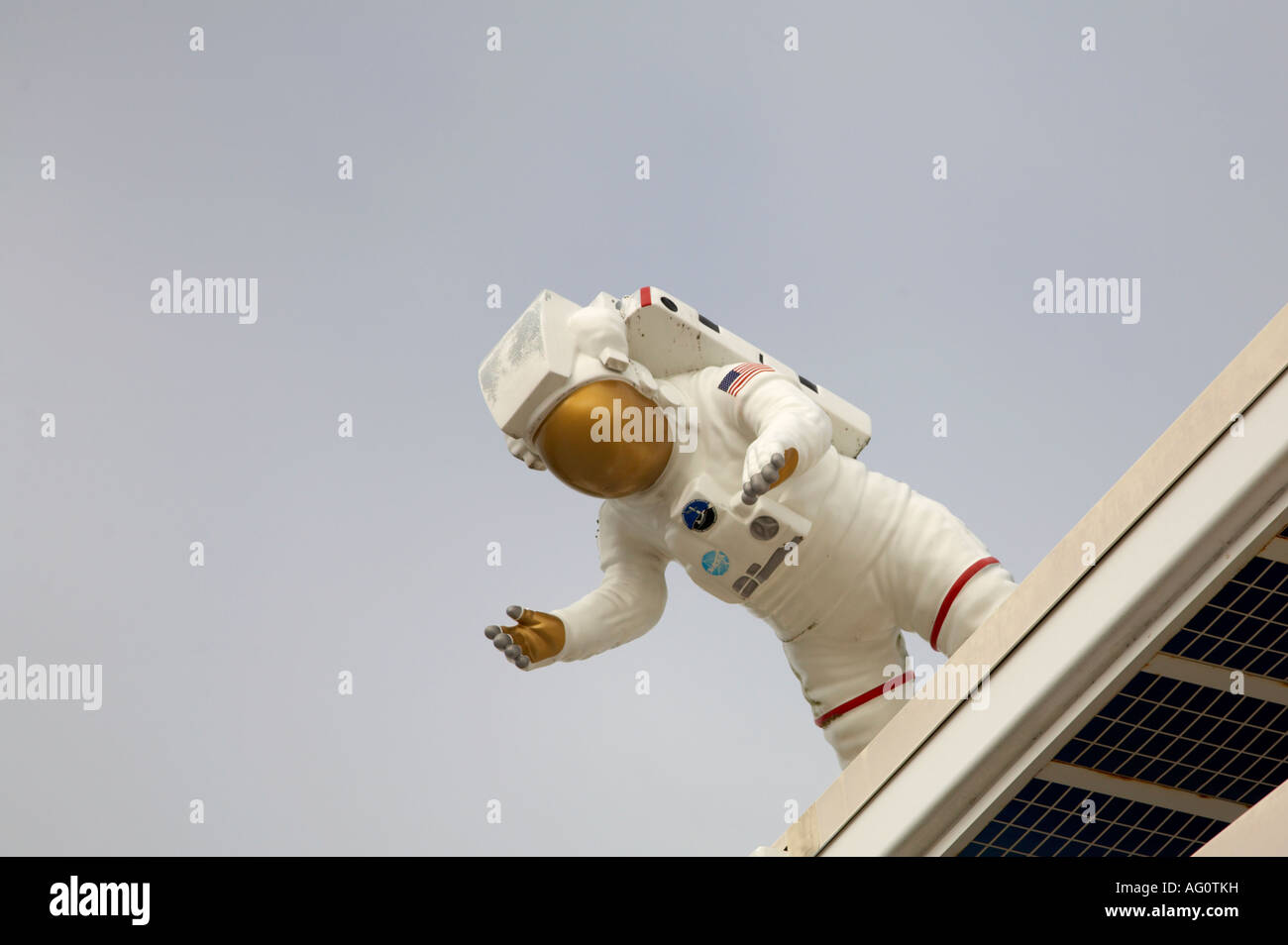 Modèle de l'astronaute sur le dessus du ticket plaza au Kennedy Space Center Visitor Complex en Floride Banque D'Images