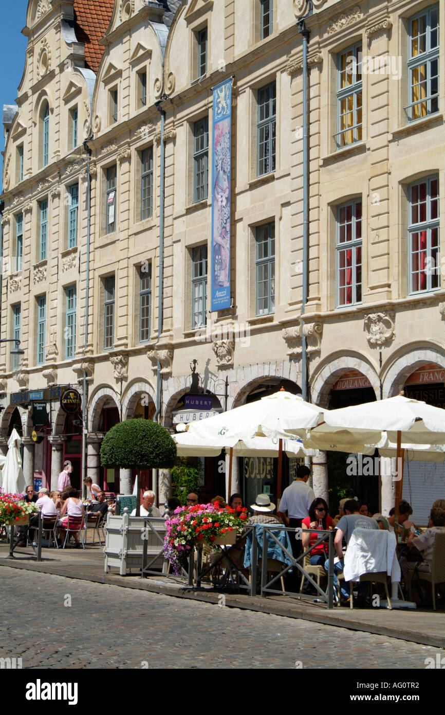 Manger en plein air. La place de la ville à Arras dans le nord de la France l'Europe. Banque D'Images