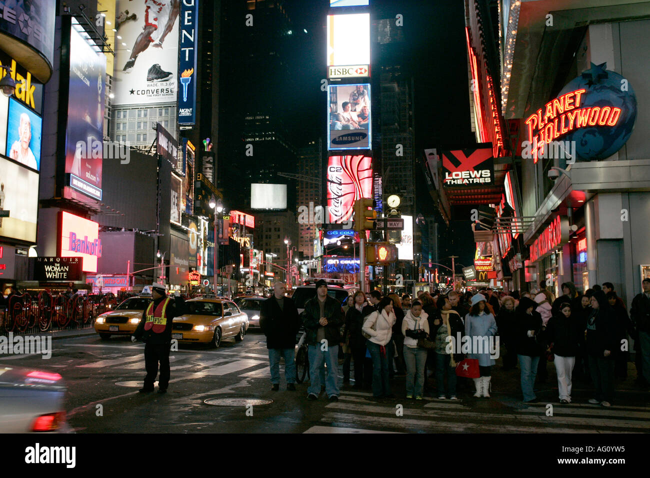 Les piétons en attente à réalisé par concordance de la circulation à l'extérieur de Planet Hollywood Times Square Banque D'Images