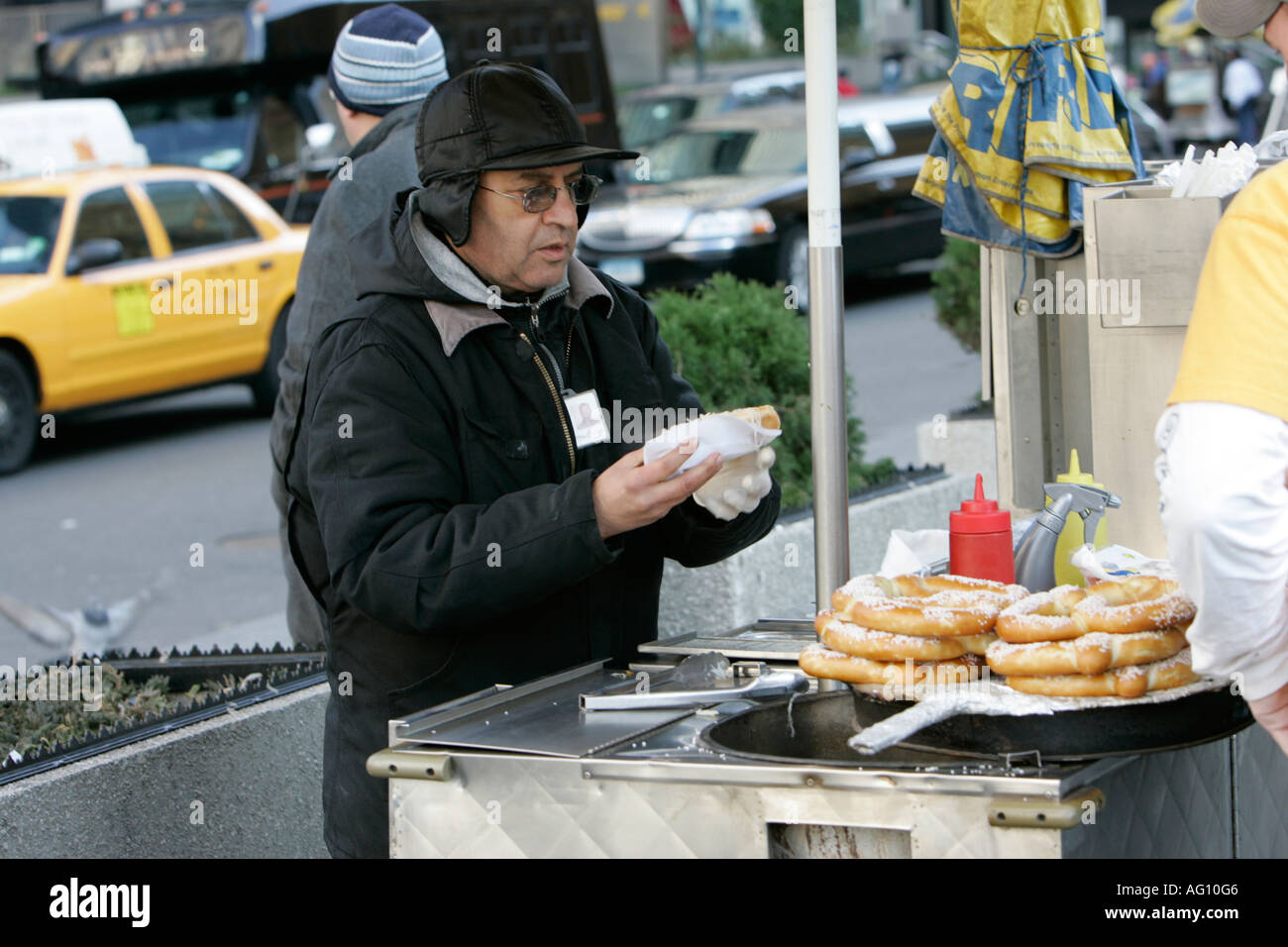 Moyen-orientale vendeur de rue, la vente de hot-dogs à l'extérieur arrière de Madison square garden 34e rue Banque D'Images