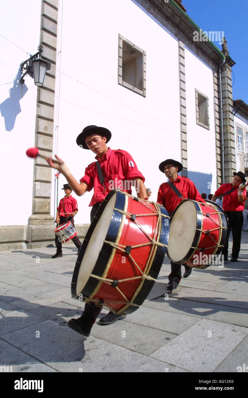 Les joueurs de tambour sur street parade au cours de l'été fêtes, Minho, Portugal Banque D'Images