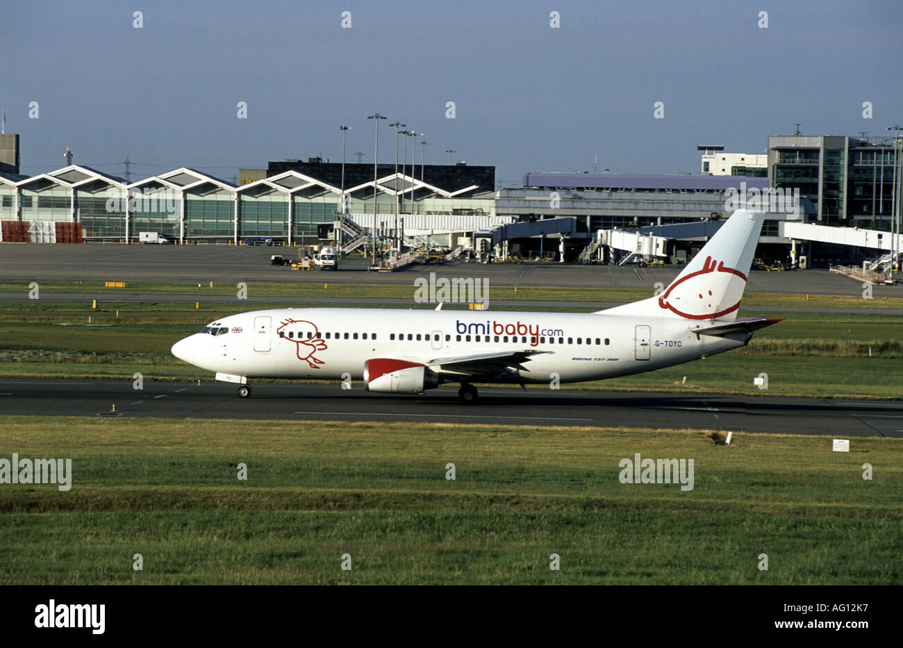 Bmi baby Boeing 737 sur le point de décoller à l'Aéroport International de Birmingham, West Midlands, England, UK Banque D'Images