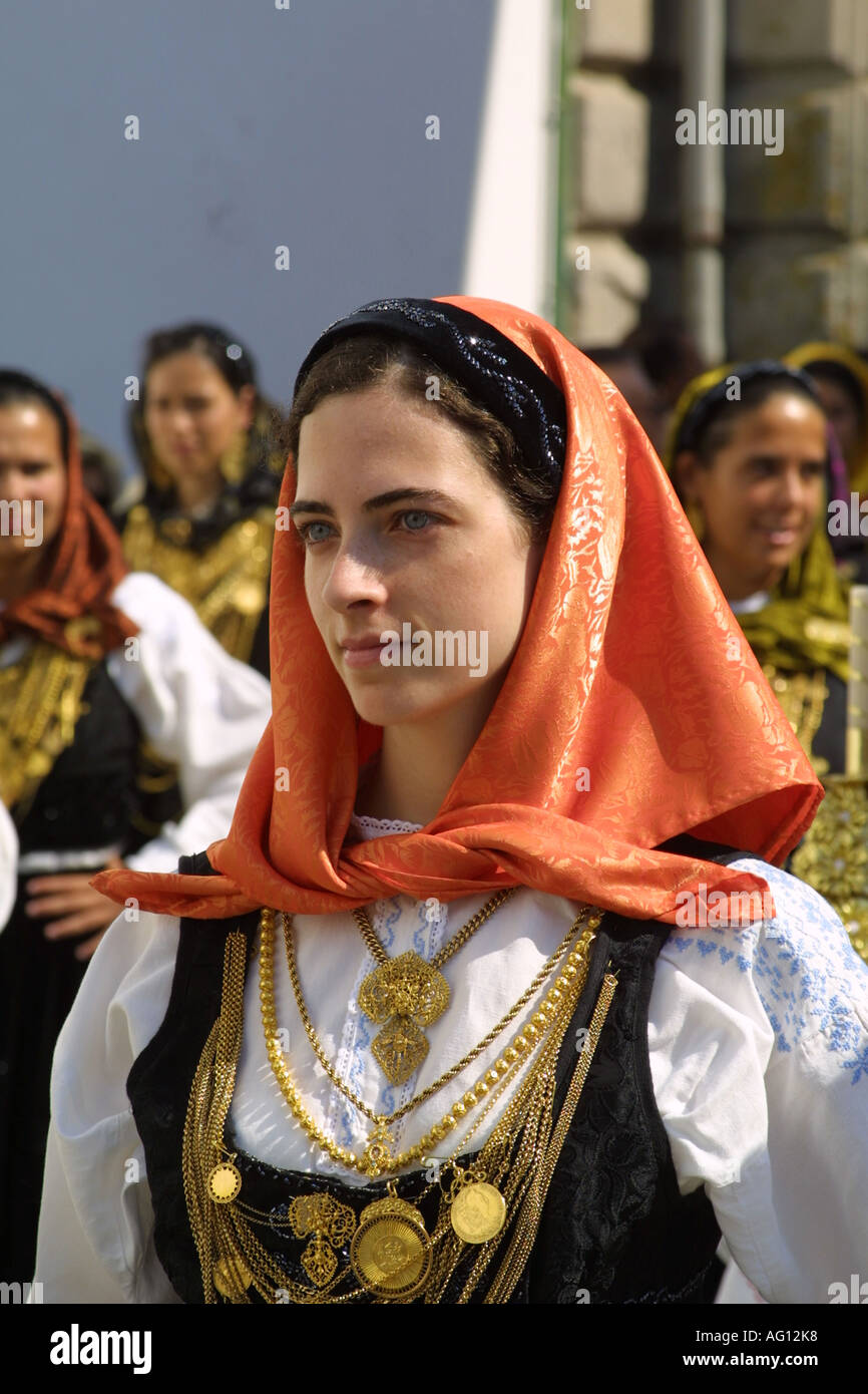 Fille avec headkerchief traditionnel et or colliers et bijoux de Minho,  Portugal Photo Stock - Alamy