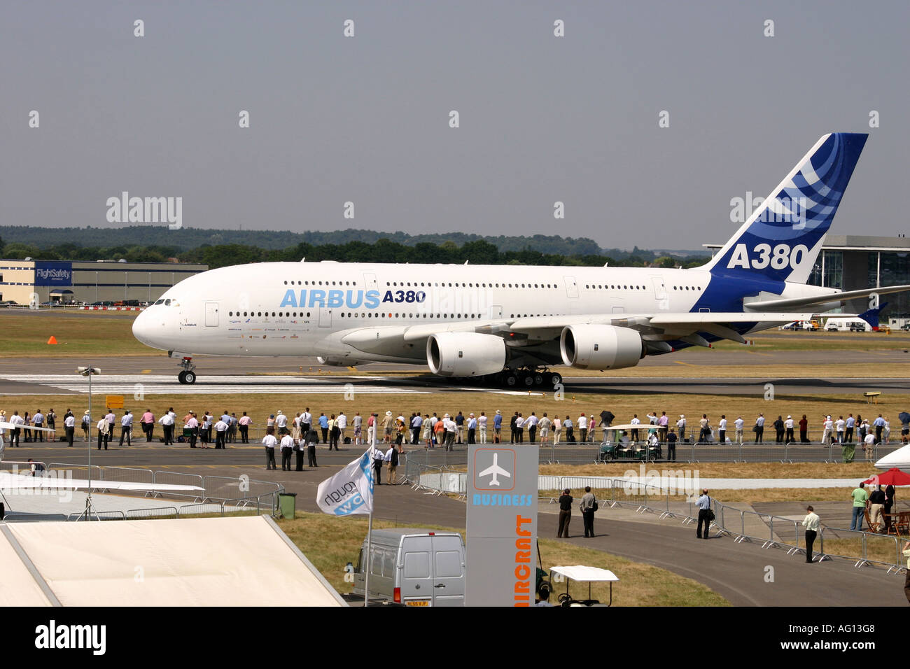 Un avion de ligne Airbus A380 taxis passé à Farnborough International Air Show 2006 Banque D'Images