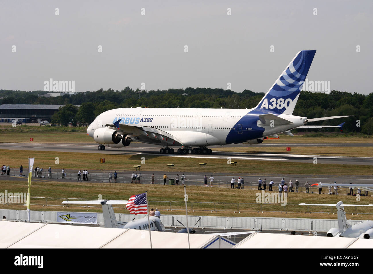 Un avion de ligne Airbus A380 taxis passé à Farnborough International Air Show 2006 Banque D'Images