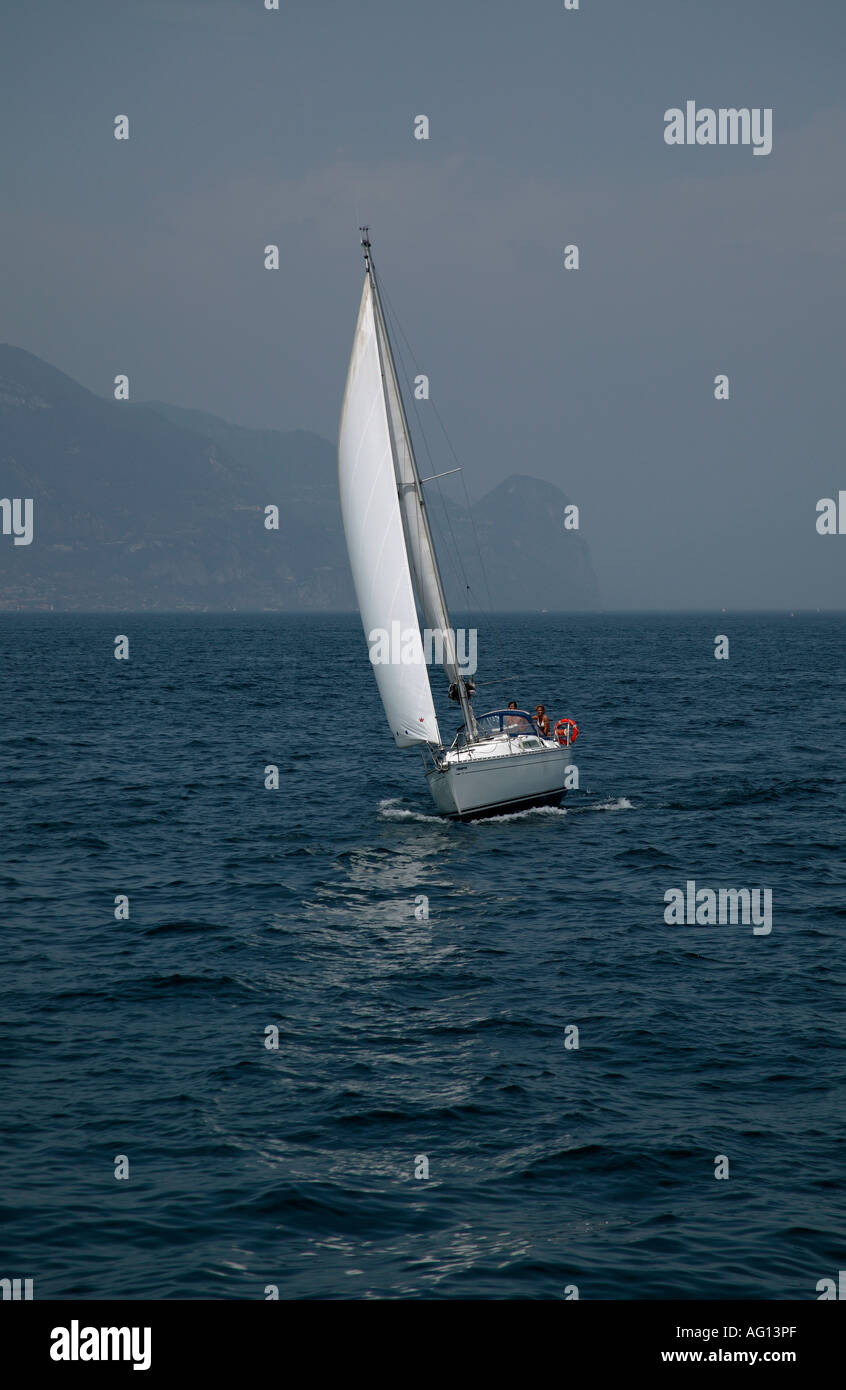 Bateau à voile Lac de Garde Italie Europe Banque D'Images
