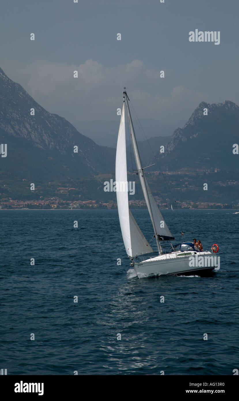 Bateau à voile Lac de Garde Italie Europe Banque D'Images