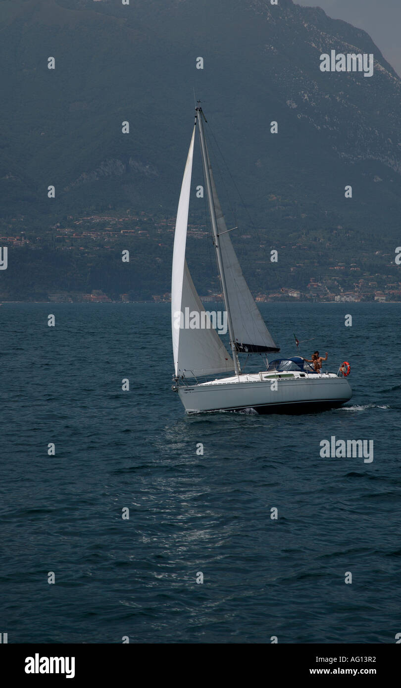 Bateau à voile Lac de Garde Italie Europe Banque D'Images
