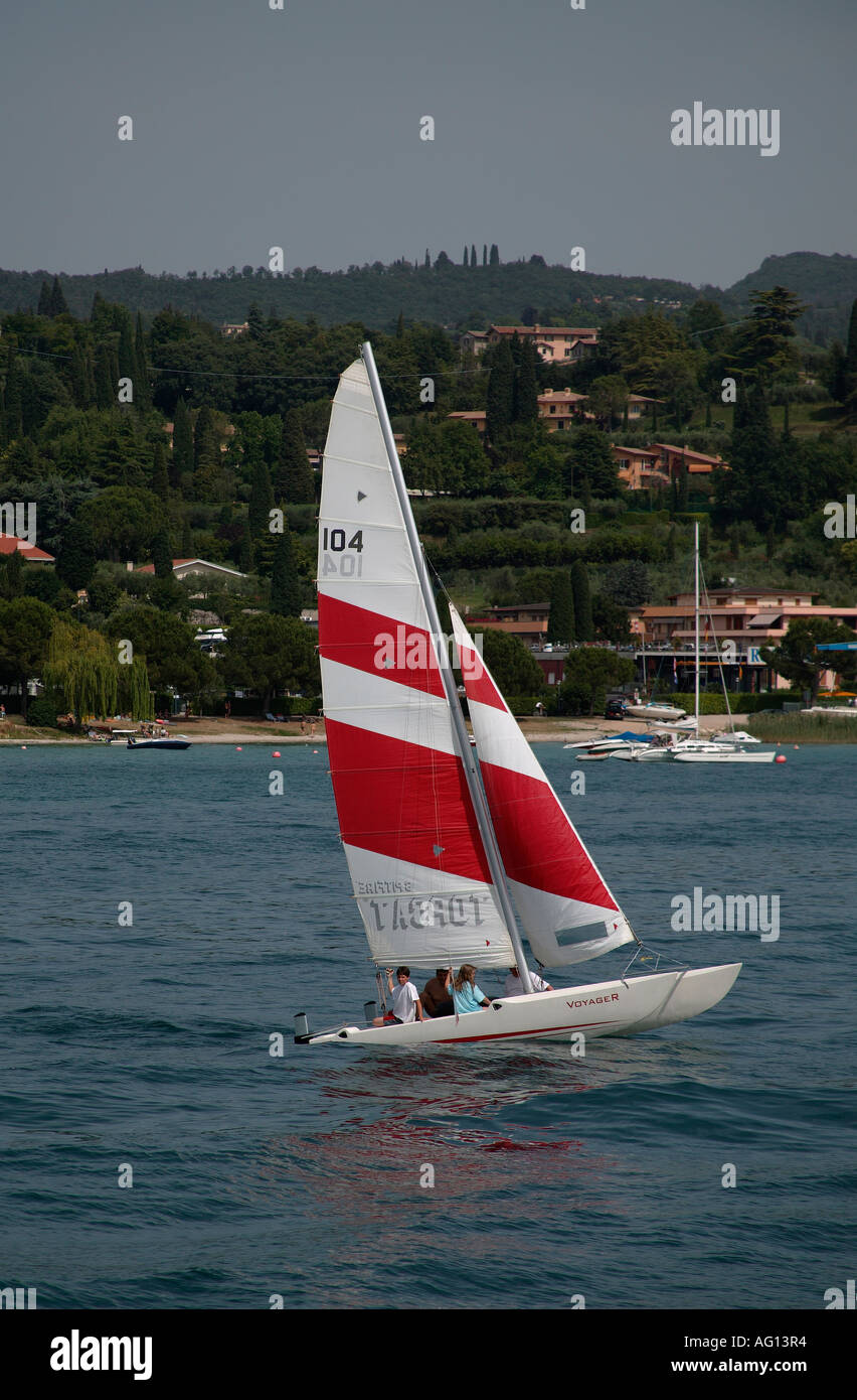 Yacht à voile sur le lac de Garde Italie Europe Banque D'Images