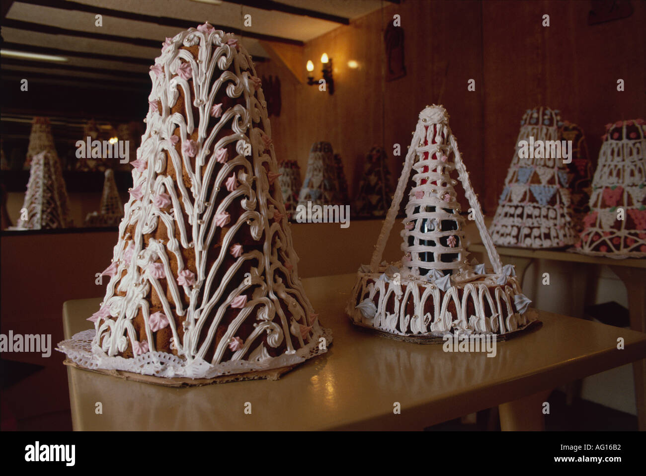 Gateaux De Mariage Fabriques Localement Dans Une Boutique A Pointe Noire Guadeloupe Photo Stock Alamy Gateaux De Mariage Fabriques Localement Dans Une Boutique A Pointe Noire Guadeloupe Photo Stock Alamy