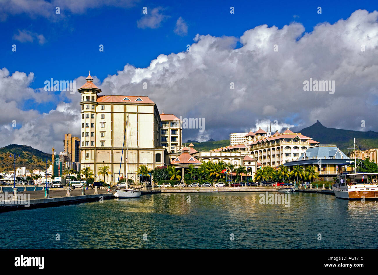 Caudan Waterfront Development l'Ile Maurice. Remarque Les montagnes lointaines Banque D'Images