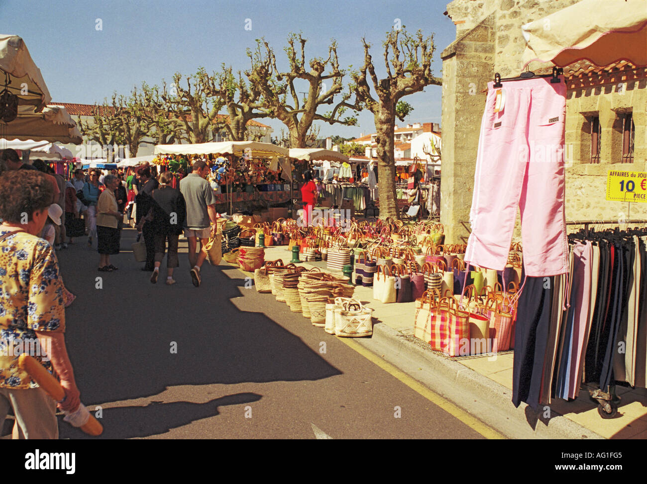 Jour de marché à St Jean de Monts, Vendée Photo Stock - Alamy