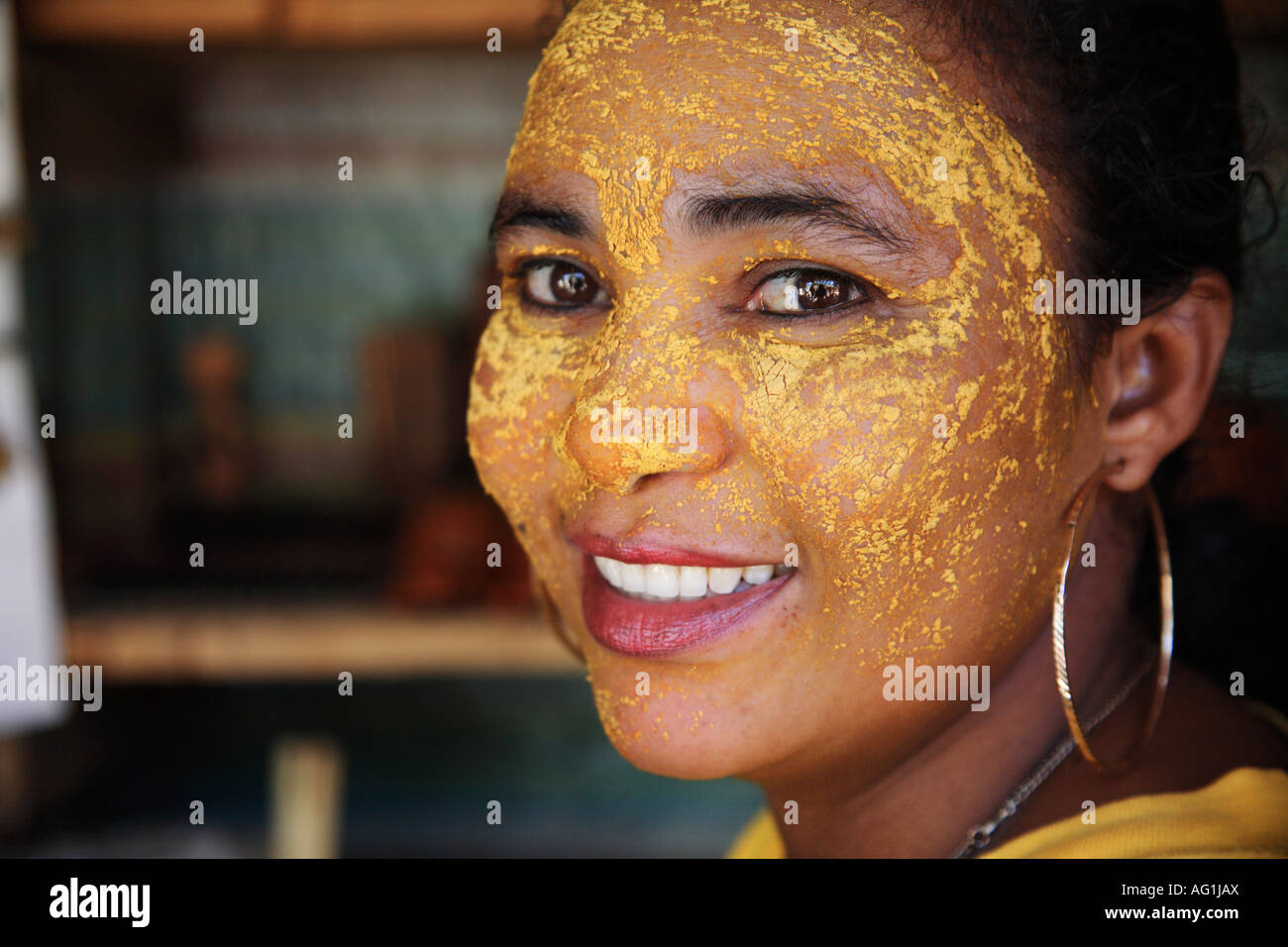 Femme avec son visage peint, Madagascar Banque D'Images