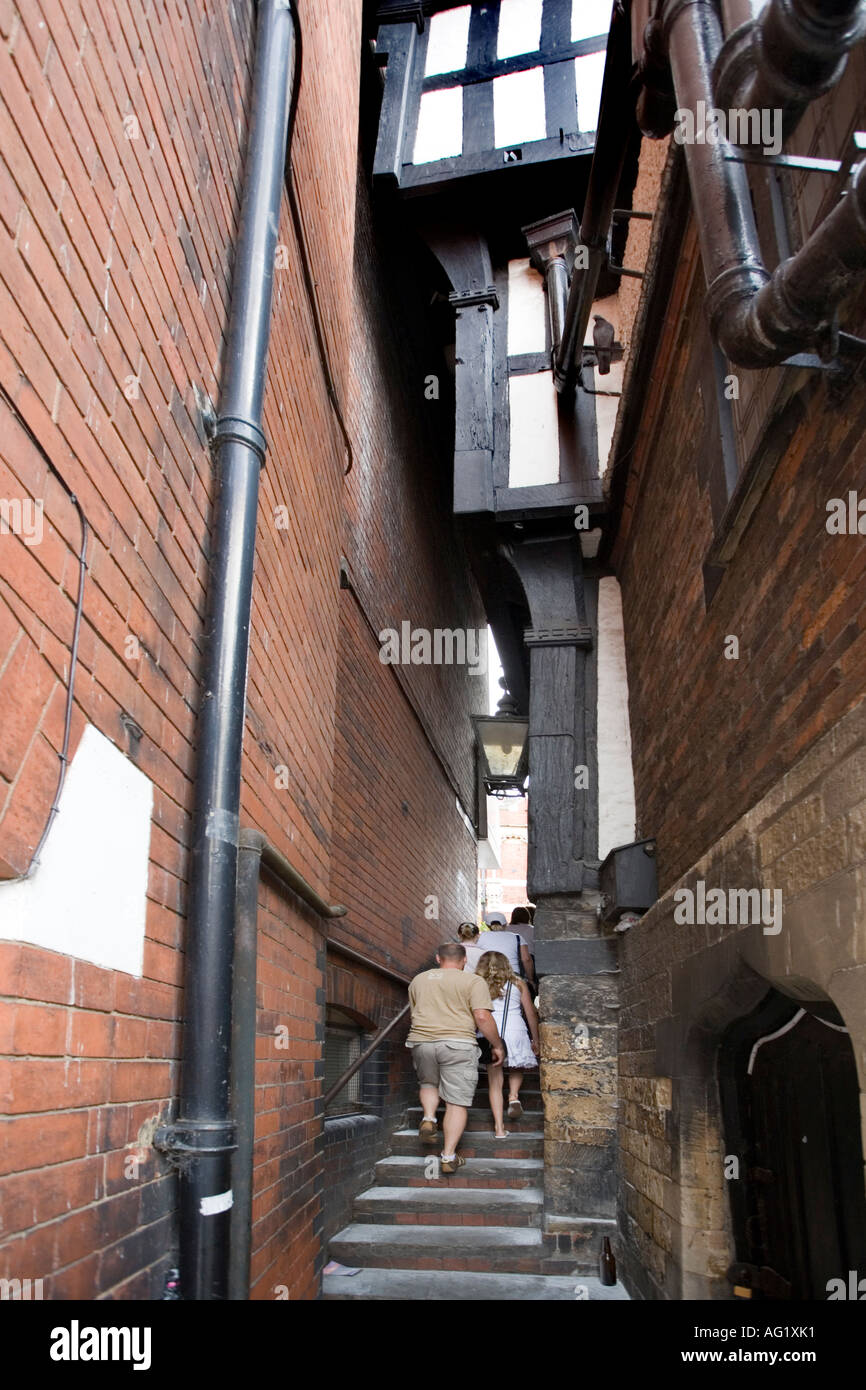 Un espace étroit entre les bâtiments principaux de la zone commerçante de la rue High Street, à Lincoln Banque D'Images