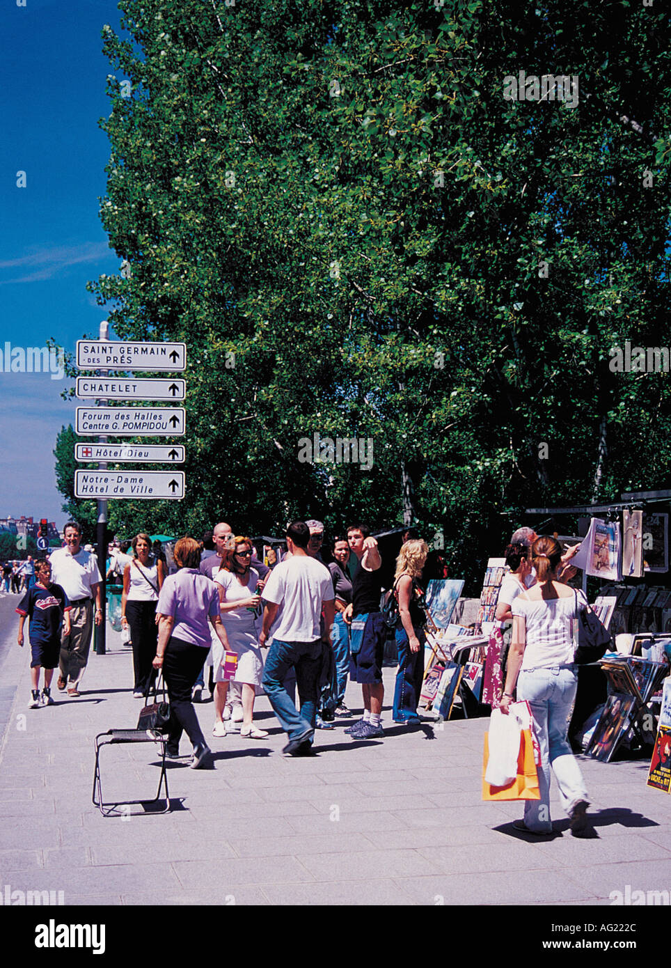 Les visiteurs les touristes se promenant à côté des vendeurs de rue au bord de la Seine Paris France UE Europe Banque D'Images