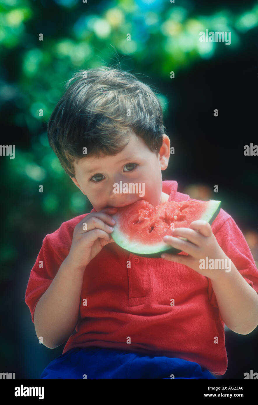 Portrait of Boy eating watermelon Banque D'Images