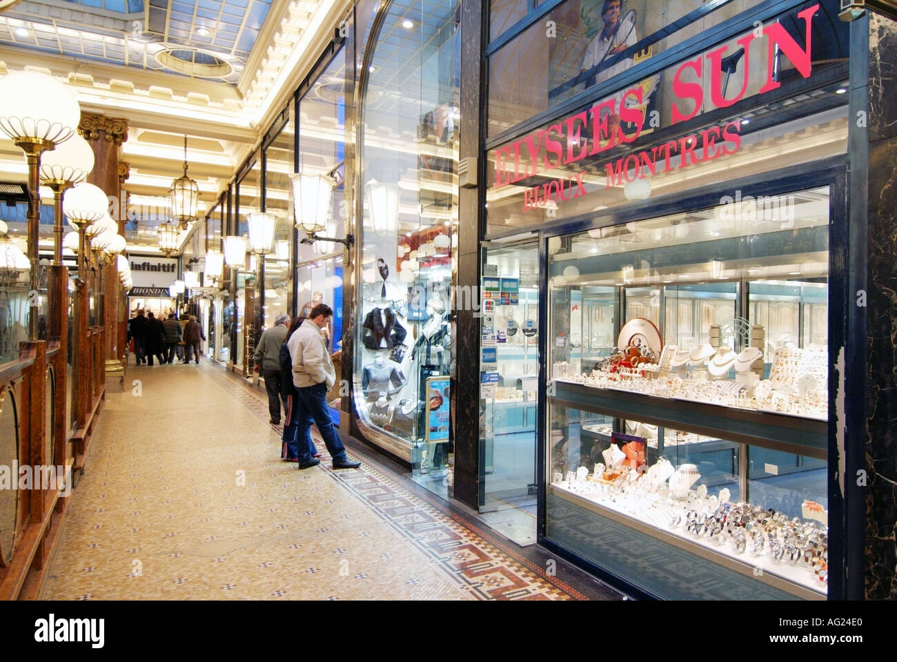 Paris shopping arcade directement sur les Champs Elysées shop vente de  bijoux Photo Stock - Alamy