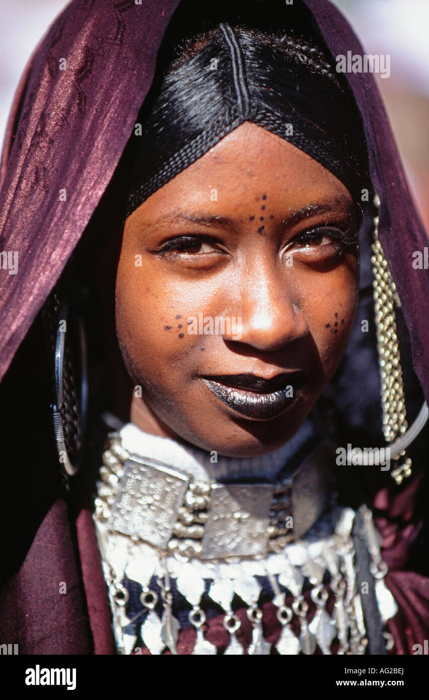 L'Algérie Tamanrasset jeune femme de tribu touareg en costume traditionnel lors de la fête du printemps TAFSIT Banque D'Images