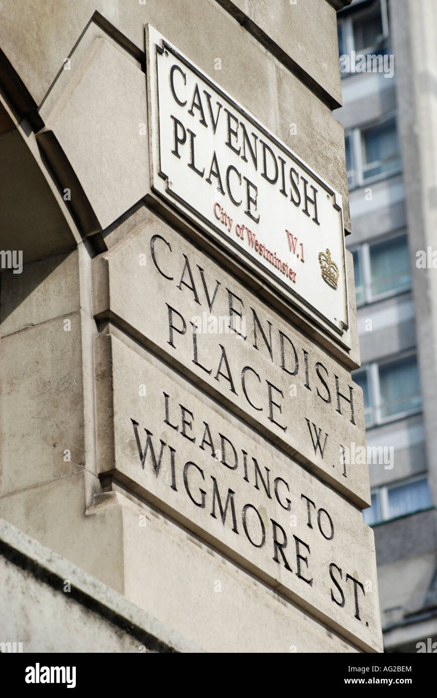 Cavendish Place W1 London City of westminster ancienne plaque de rue en émail sur mur de pierre avec enseignes sculptées ci-dessous Banque D'Images