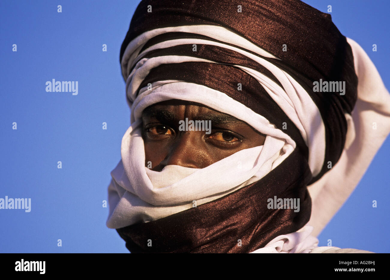 L'Algérie Tamanrasset Homme de tribu touareg portant turban pendant le festival du printemps ou TAFSIT Banque D'Images