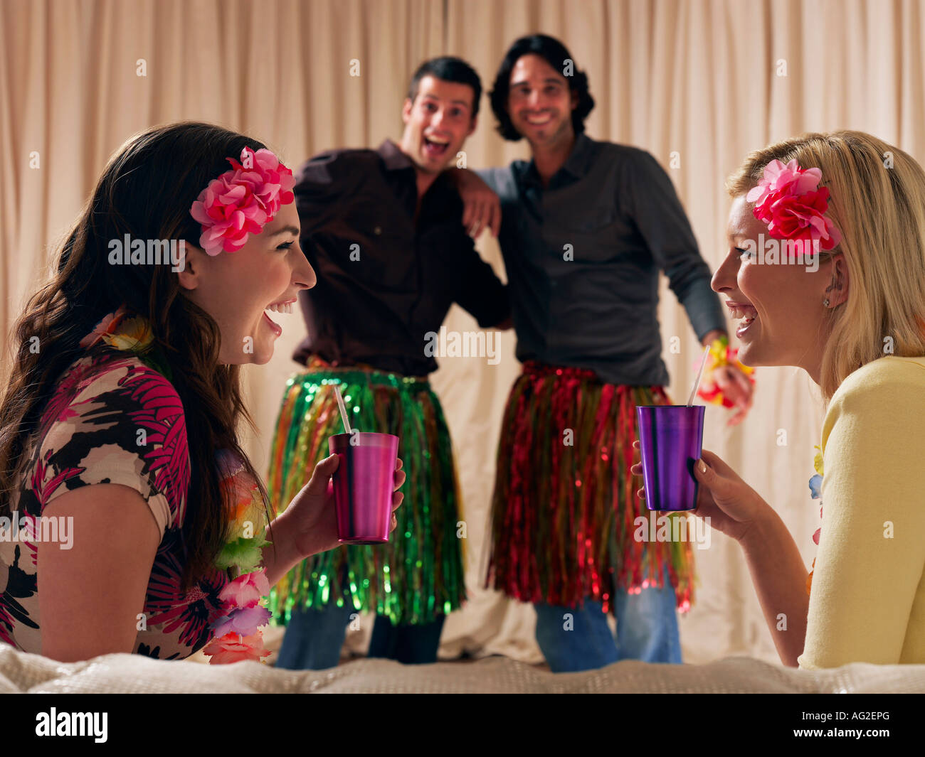 Deux couples à dressing up party Banque D'Images
