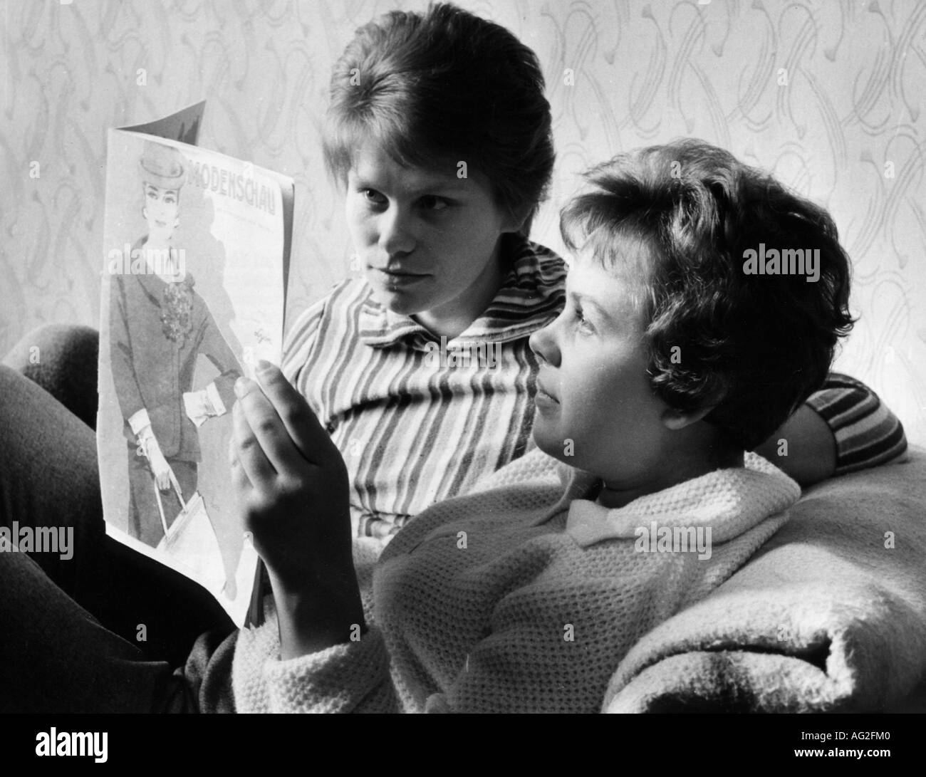 People, juvéniles, deux filles lisant le magazine de mode, Saxe, GDR, 29.9.1961, Banque D'Images