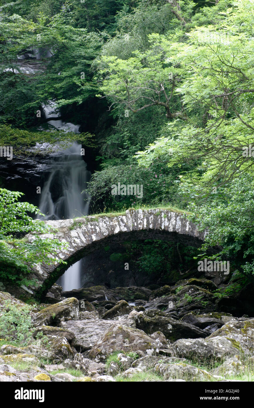 Pont romain et cascades, Glen Lyon, en Écosse. Banque D'Images