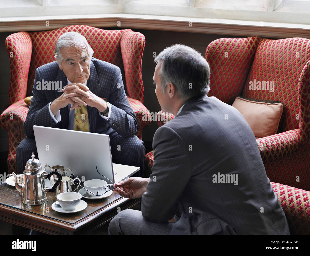 Deux hommes parlant plus de lobby Banque D'Images