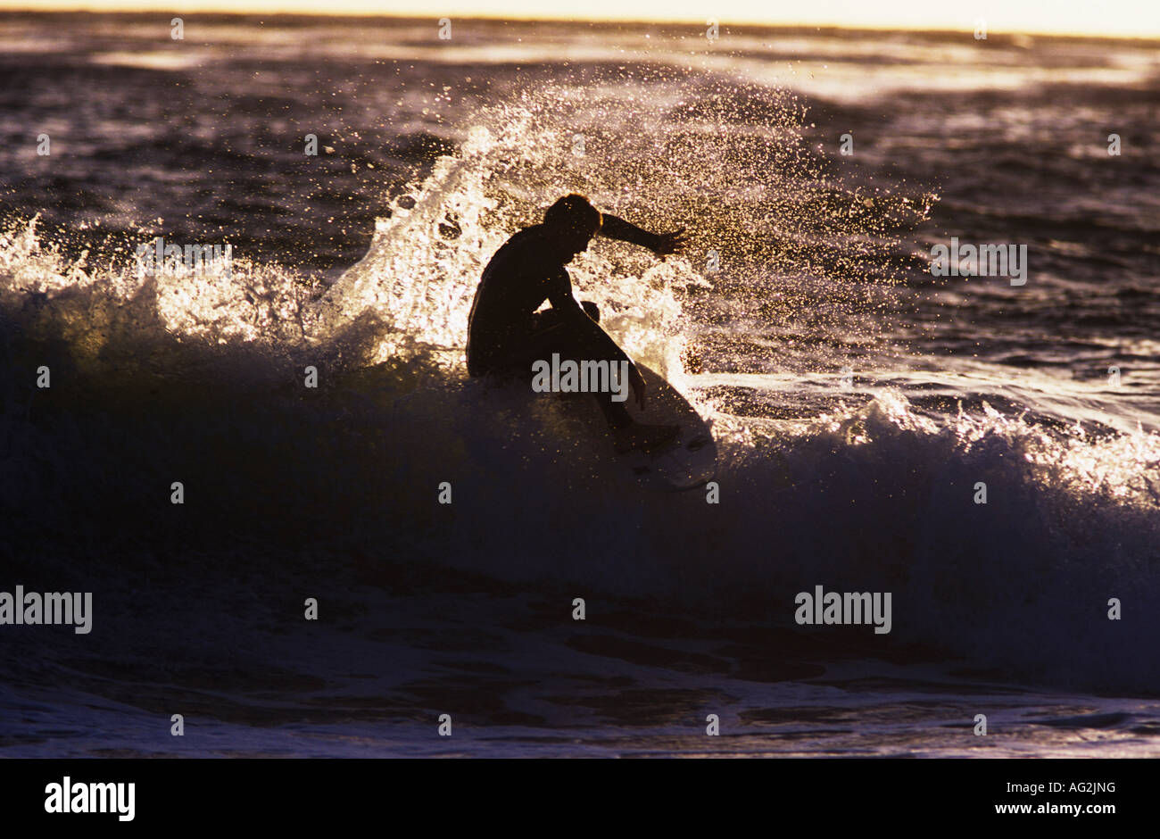 L'homme, silhouette vague surf Banque D'Images