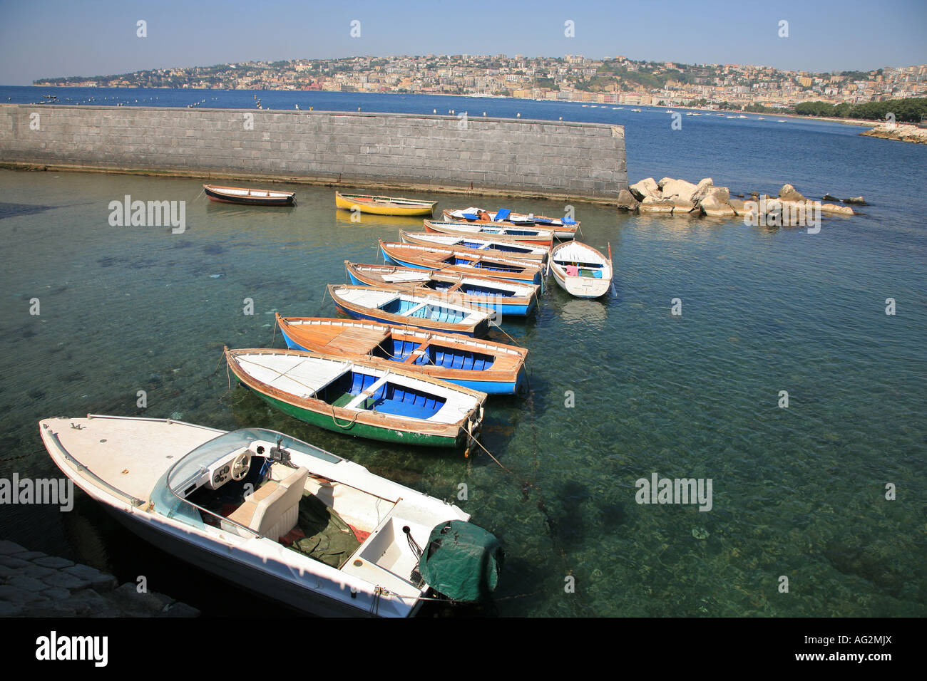 Les bateaux de pêche et la côte de Naples en Italie Banque D'Images