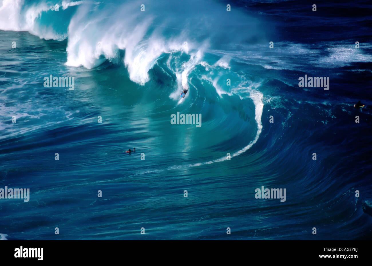 Gros shorebreak, Waimea Bay. Banque D'Images