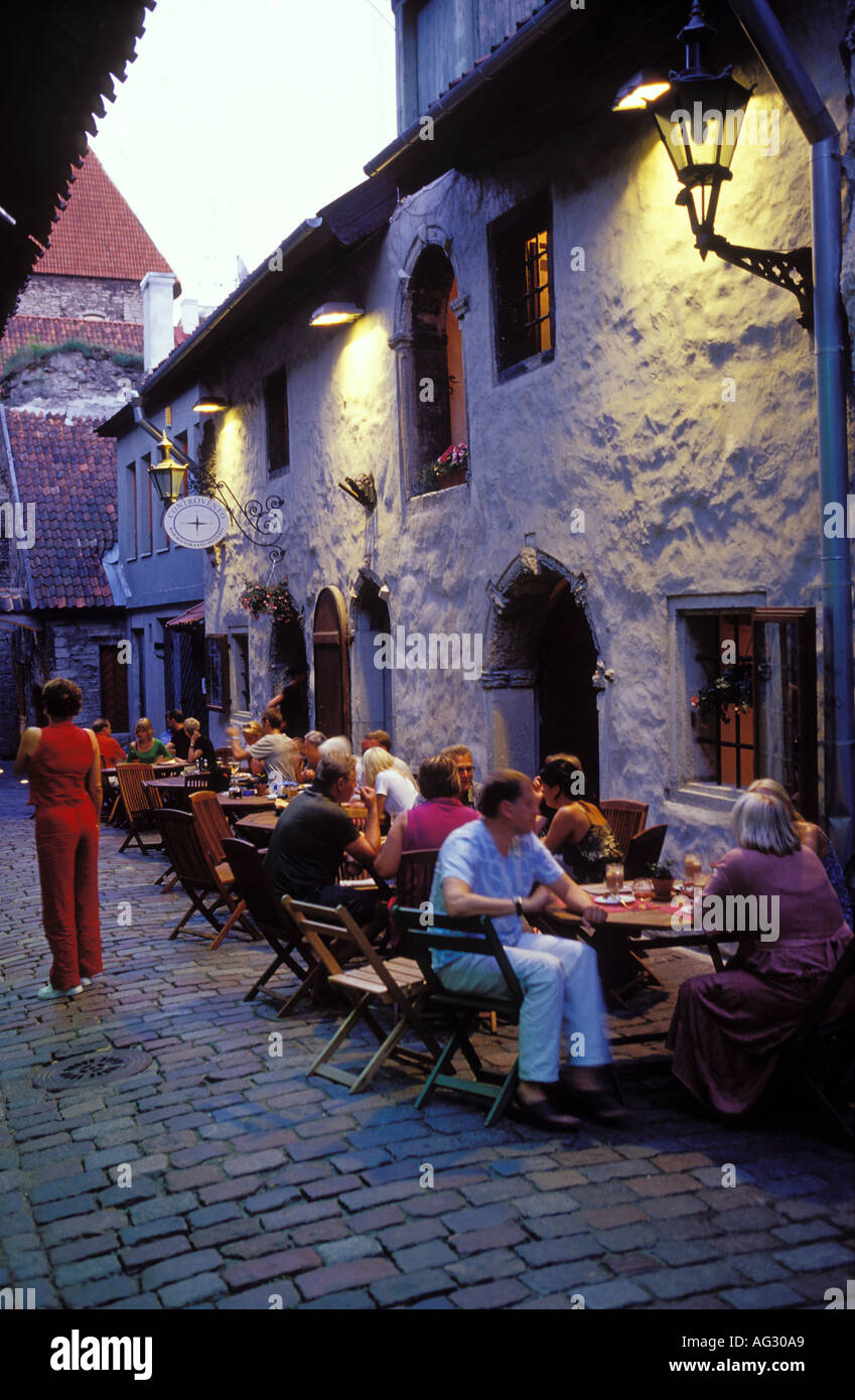 Restaurant en plein air à la vieille ville de Tallinn Estonie Banque D'Images
