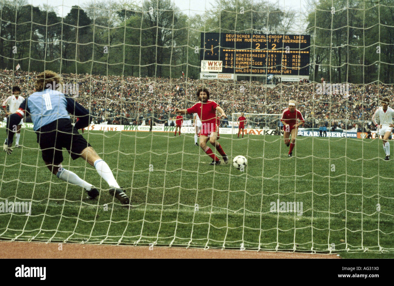 Breitner, Paul, * 5.9.1951, athlète allemand (football / football), pleine longueur, DFB final Bayern Munich contre FC Nuremberg (4:2), Waldstadion Frankfurt, 1.5.1982, Banque D'Images