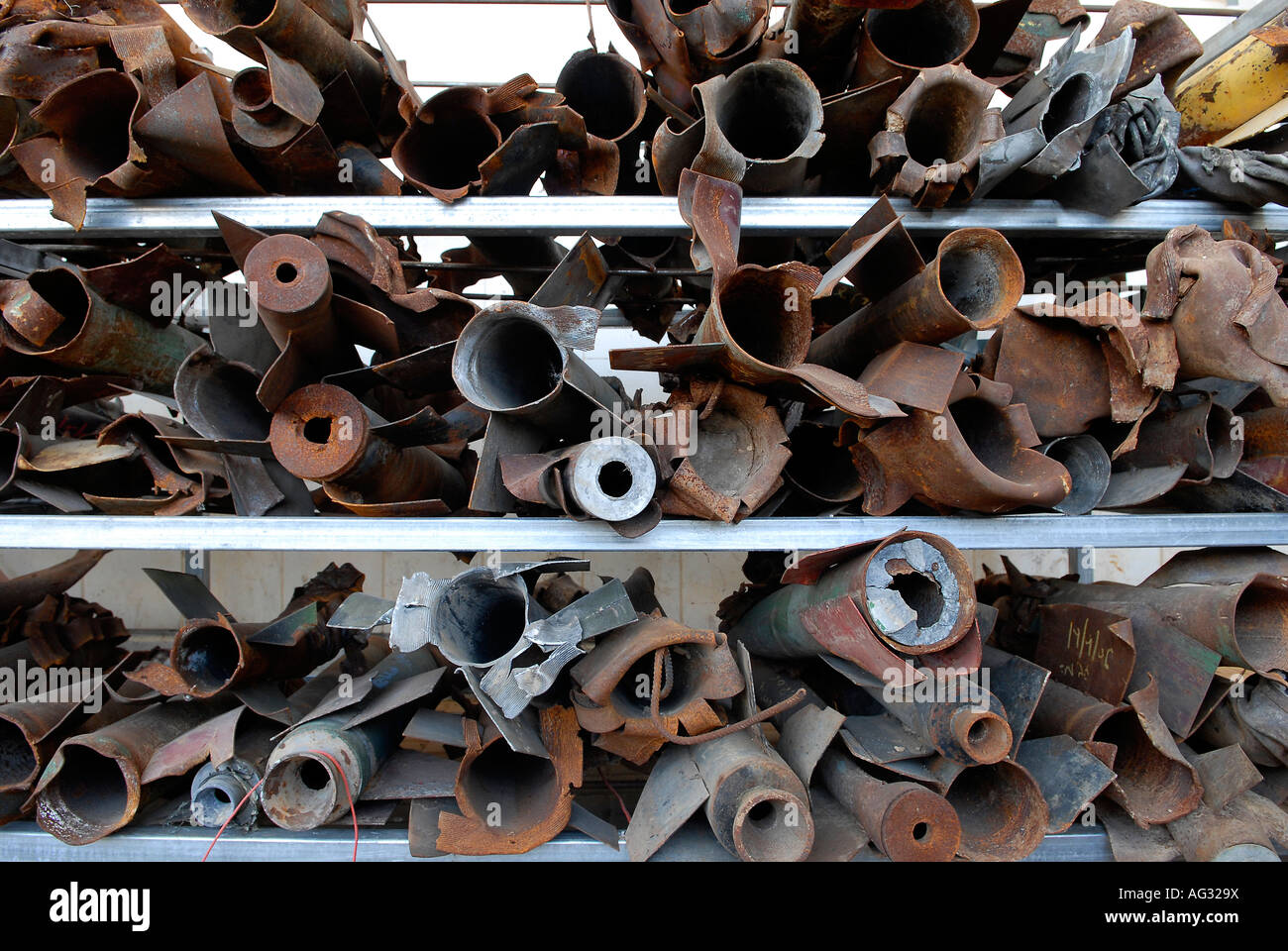 Vestiges de roquettes Qassam développées par les Brigades Izz ad-DIN al-Qassam, bras militaire du Hamas à Gaza, tiré sur la ville de Sderot en Israël Banque D'Images