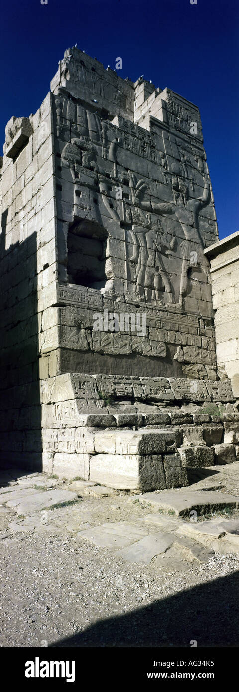 Voyage /géographie, Egypte, Thèbes, bâtiments, Temple mortuaire de Pharaon Ramesses III, vue extérieure, premier pylon, roi vaincre les ennemis devant dieu Amun-Re-Horakhty, vers 1184 - 1152 C.-B., historique, Afrique, architecture, monde ancien, Nouveau Royaume, dynastie du XXe siècle, C.-B. Amun, Ra, Re, Horakhty, patrimoine mondial, patrimoine culturel ancien, patrimoine mondial de l'UNESCO Banque D'Images