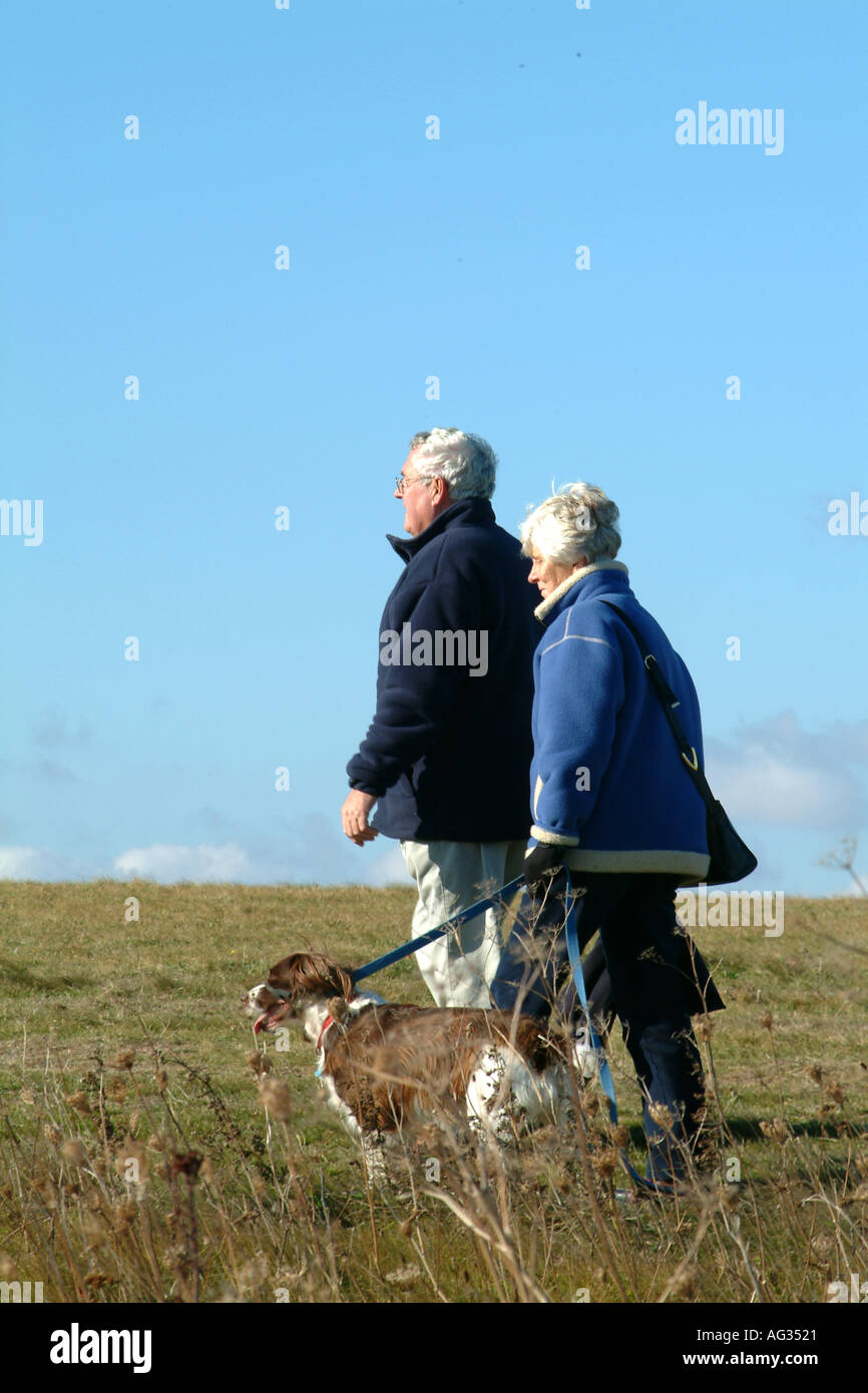 Les promeneurs de chiens chemin côtier du sud-ouest Dorset England UK Banque D'Images