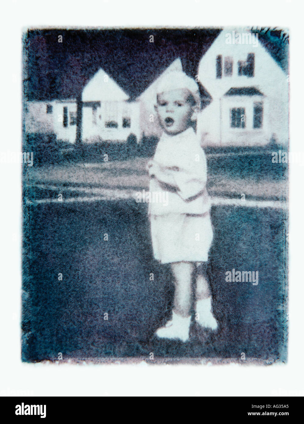 Transfert Polaroid image de l'enfant dans la cour avant vers les années 1940 Banque D'Images