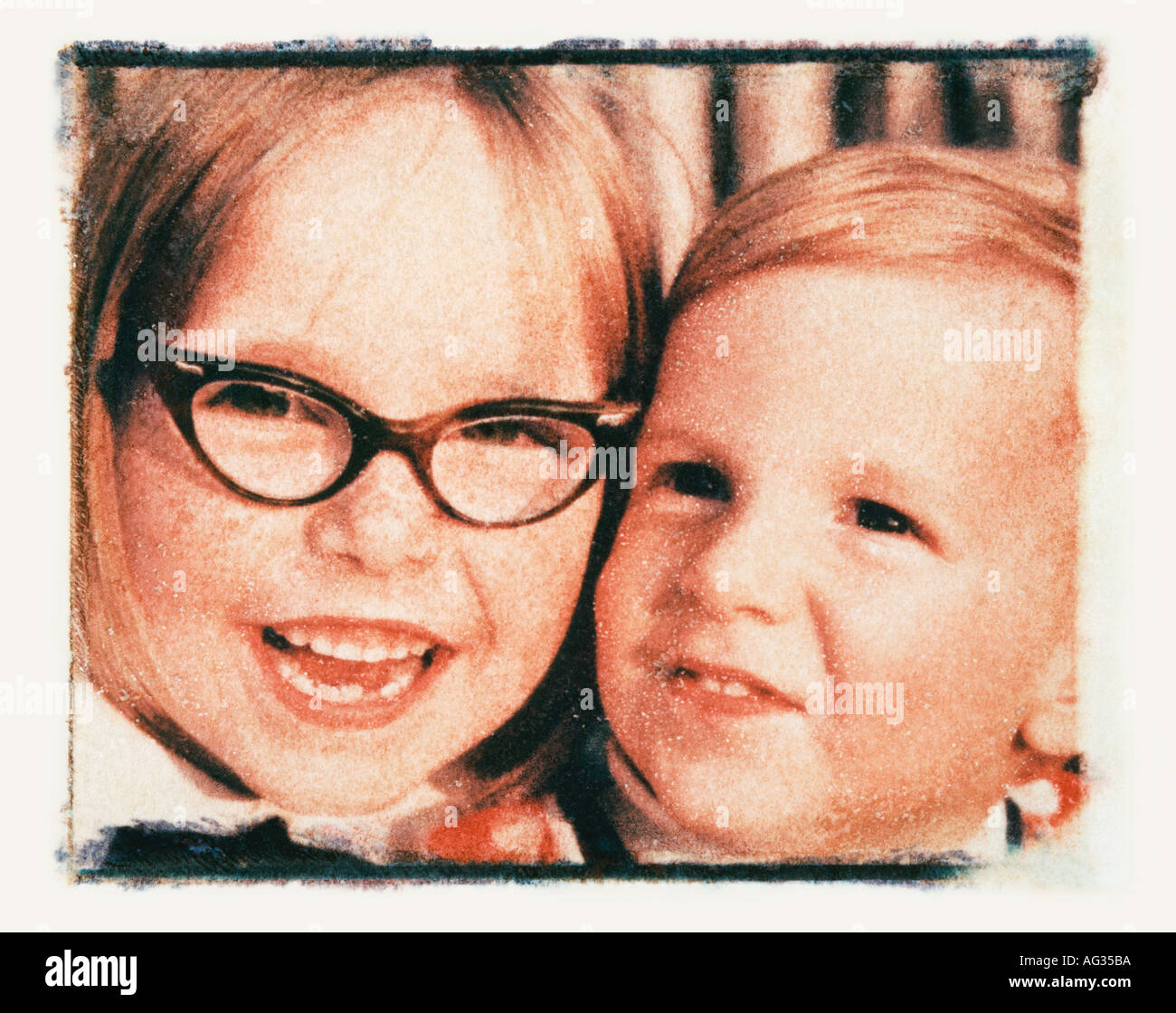 Transfert Polaroid portrait of boy and girl circa 1960 Banque D'Images