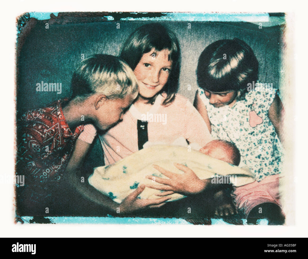 Transfert Polaroid portrait de la fratrie holding nouveau bébé circa 1960 Banque D'Images