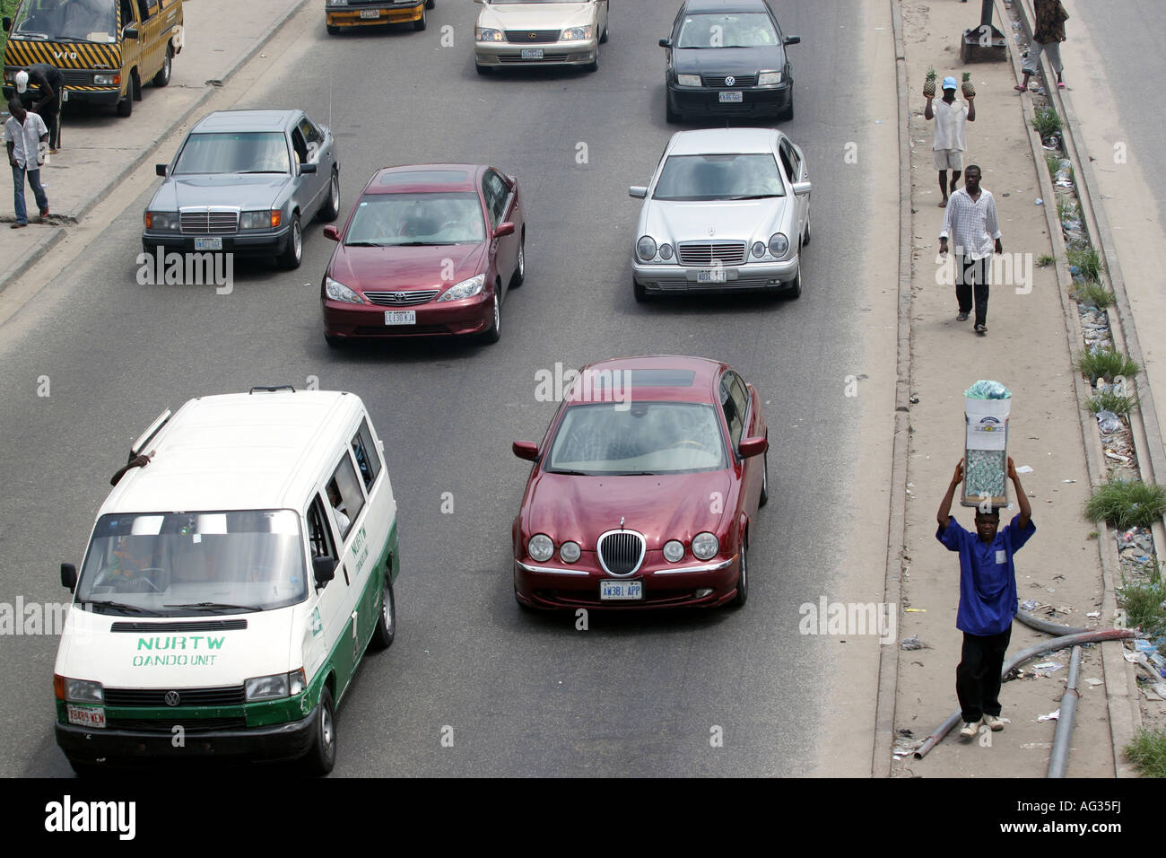 Les voitures et les piétons sur la rue animée, de Lagos au Nigéria, l'Afrique. Banque D'Images