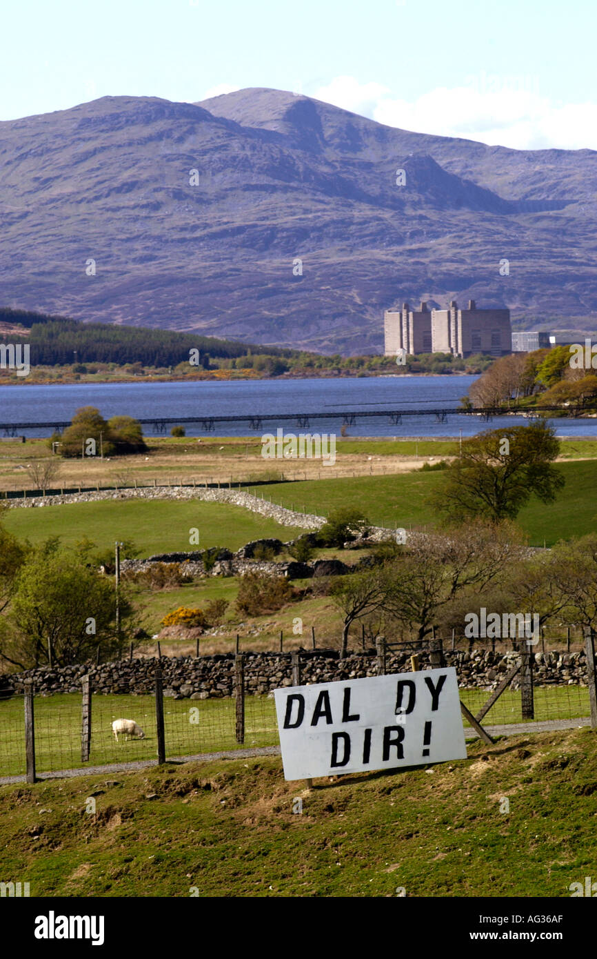 Dal Dy Dir Tenez votre sol campagne contre des résidences secondaires et des prix de l'immobilier à Gwynedd au nord du Pays de Galles UK Banque D'Images