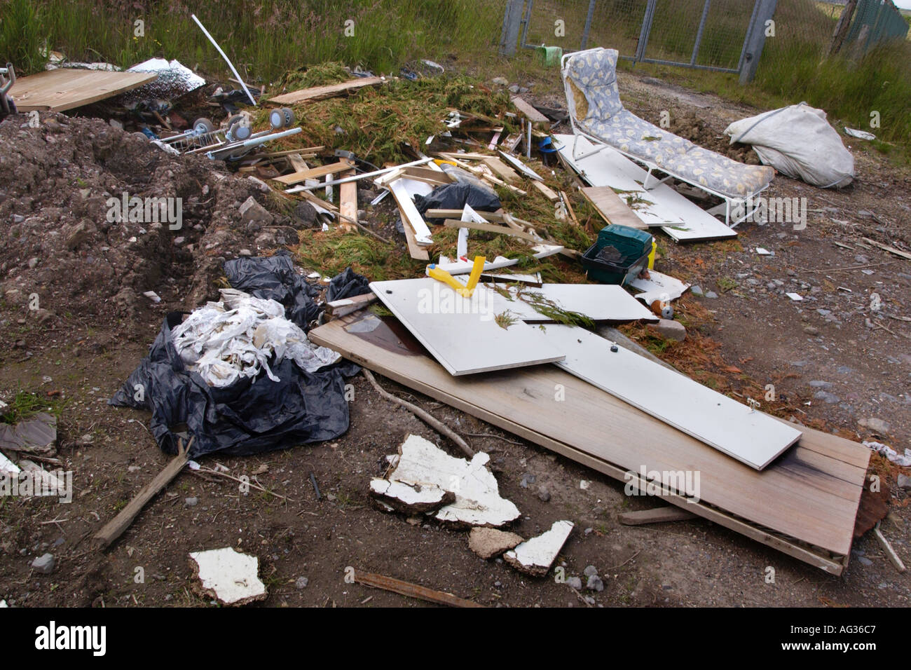 Les décharges sauvages de déchets ménagers déversés sur le côté d'une route de campagne dans le sud du Pays de Galles UK Banque D'Images