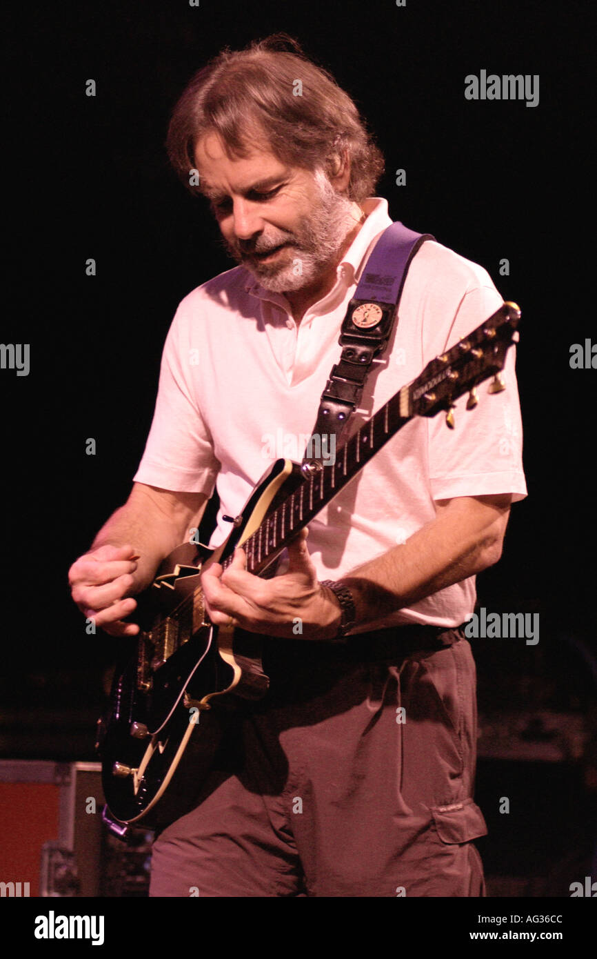 American Bob Weir membre fondateur du groupe de jouer avec son groupe Ratdog à Cardiff South Wales UK Banque D'Images