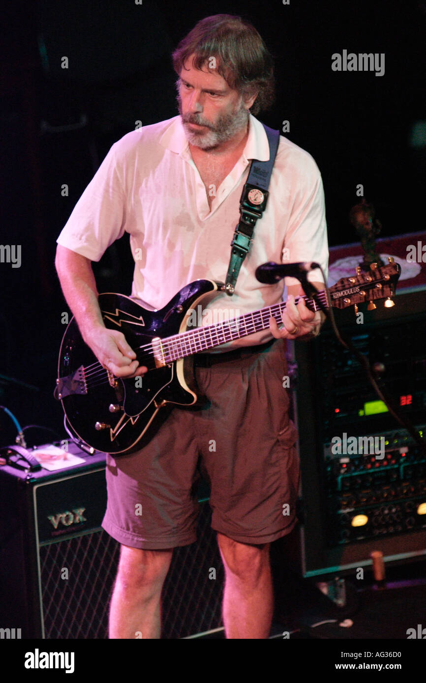 Bob Weir anciennement du Grateful Dead jouant avec son groupe Ratdog à Cardiff Wales UK Banque D'Images