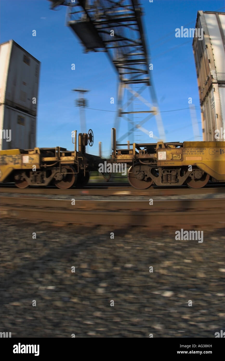 Un panoramique d'un train intermodal double rangée de traînées sous un pont du signal Banque D'Images
