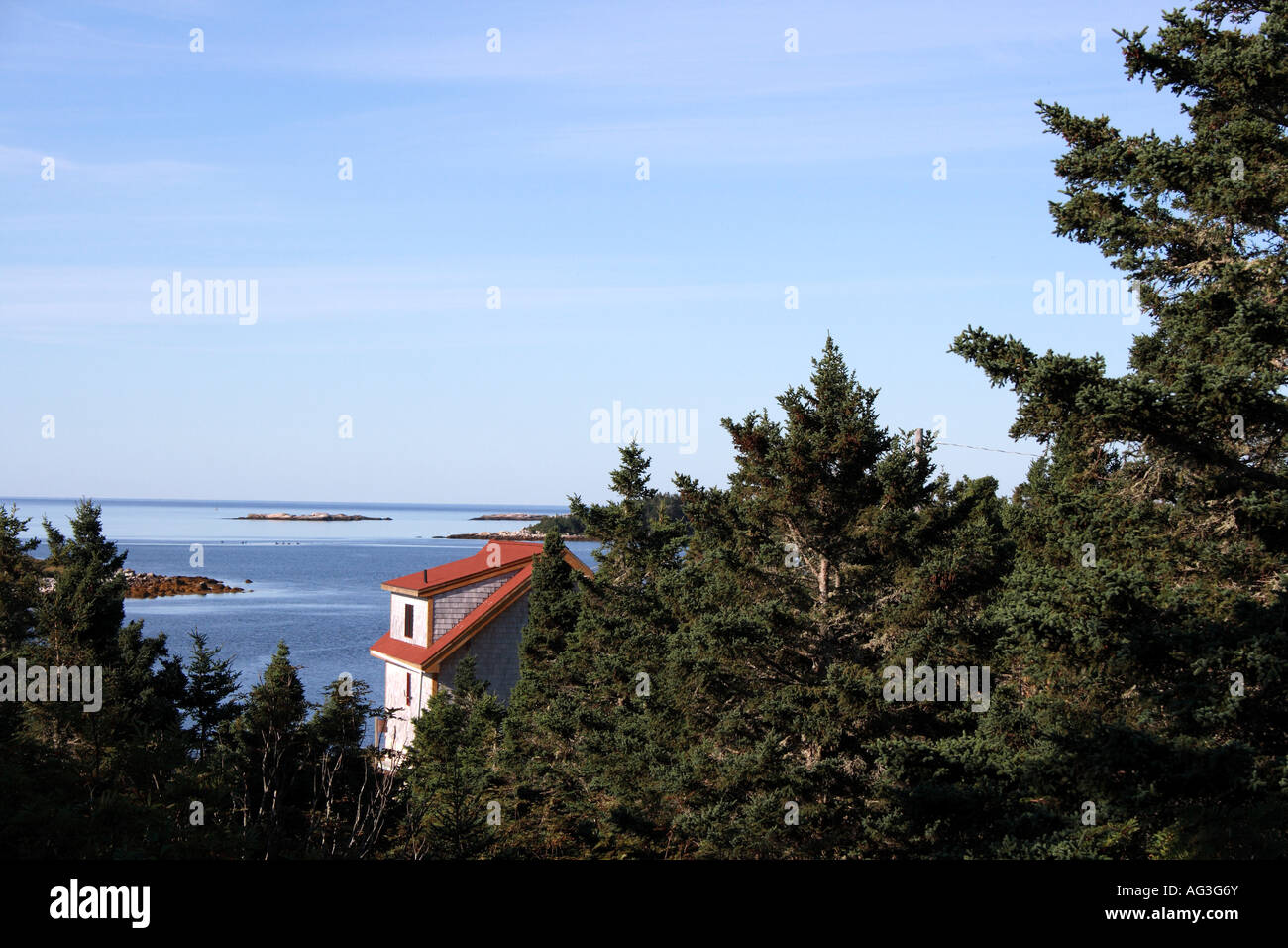 Maison d'été au bord de la mer, océan Atlantique, de la Nouvelle-Écosse, le Canada atlantique. Photo par Willy Matheisl Banque D'Images